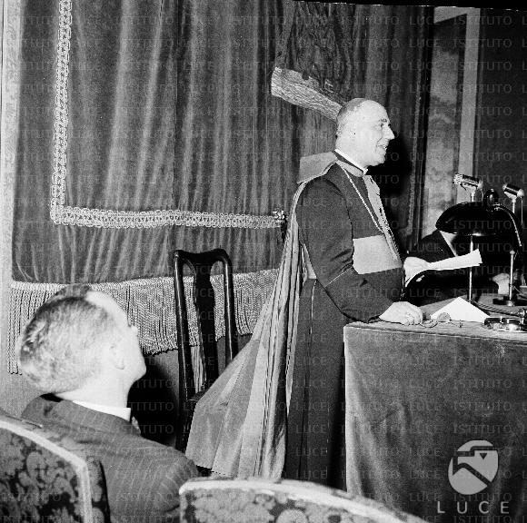 Il cardinale Pietro Parente parla ad una conferenza Archivio storico Istituto Luce