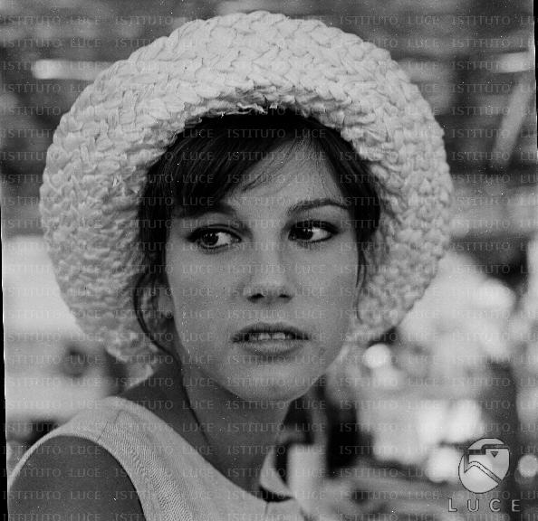 Stefania Sandrelli In Un Ristorante Sul Mare Durante La Lavorazione Del 