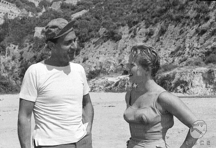 Alberto Sordi Sulla Spiaggia Con La Tuffatrice Tedesca Ingrid Kramer In 