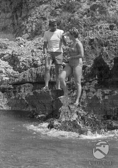Alberto Sordi Sugli Scogli Con La Tuffatrice Tedesca Ingrid Kramer In 