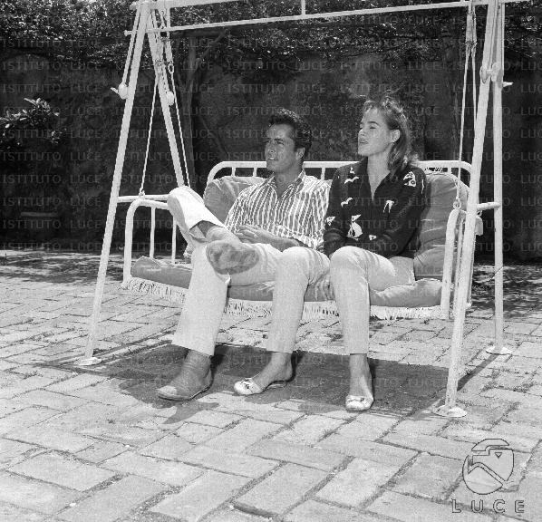 John Derek nella sua villa e in giardino con Ursula Andress Archivio storico Istituto Luce