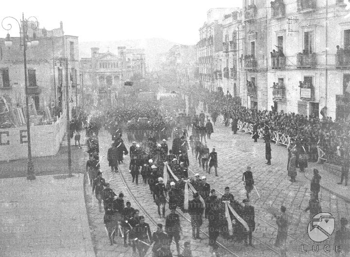 Il corteo funebre sfila lungo una via di Fuorigrotta - Archivio storico ...