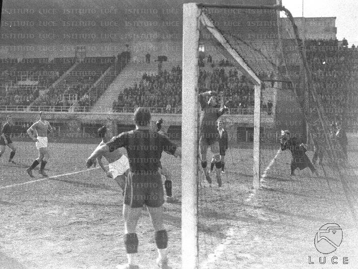 Tentativo Di Parata Del Portiere Della Lucchese Archivio Storico