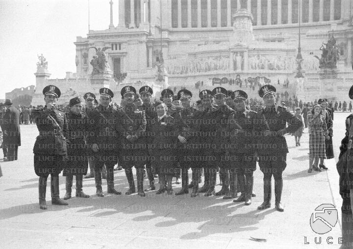 Gruppo di gerarchi del partito fascista napoletano ritratti a piazza