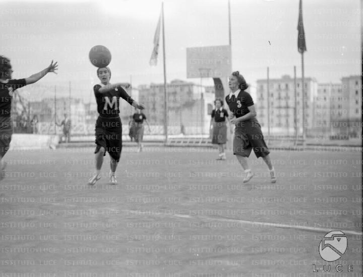 Un'azione di gioco durante una partita di pallacanestro femminile allo
