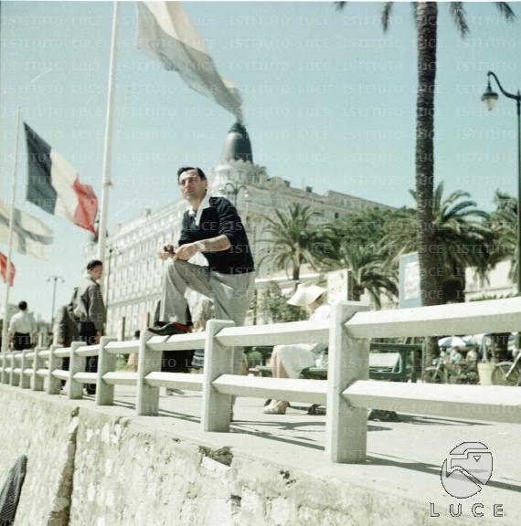Roberto Amoroso in posa sul lungomare di Cannes Archivio storico