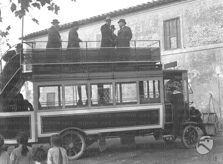 Passeggeri Sul Piano Superiore Di Un Autobus In Sosta In Un Piazzale