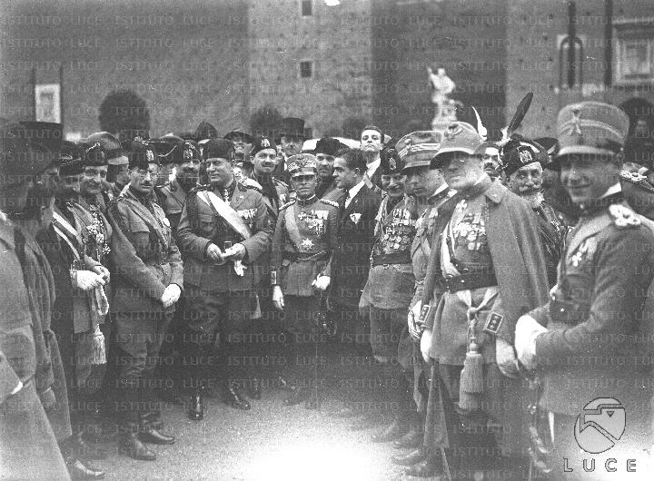 Mussolini, Bianchi, Teruzzi e De Bono posano con ufficiali ...