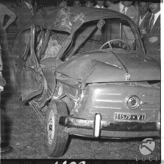 Una Fiat 600 distrutta in un incidente Archivio storico Istituto