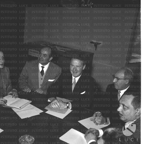 Il Leader Del Partito Laburista Inglese Hugh Gaitskell Incontra Alcuni