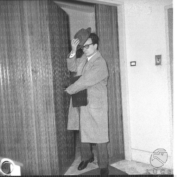 Il professor Tullio Gregory nel suo appartamento Archivio storico