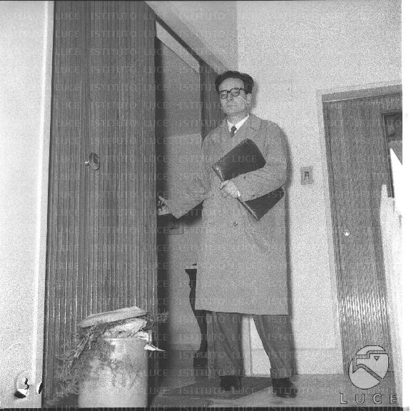 Il professor Tullio Gregory nel suo appartamento Archivio storico