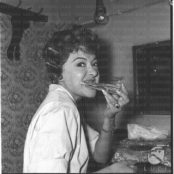 Ornella Muti avec un nouveau look elle est radieuse ! Fiorina la vacca Images, Pictures