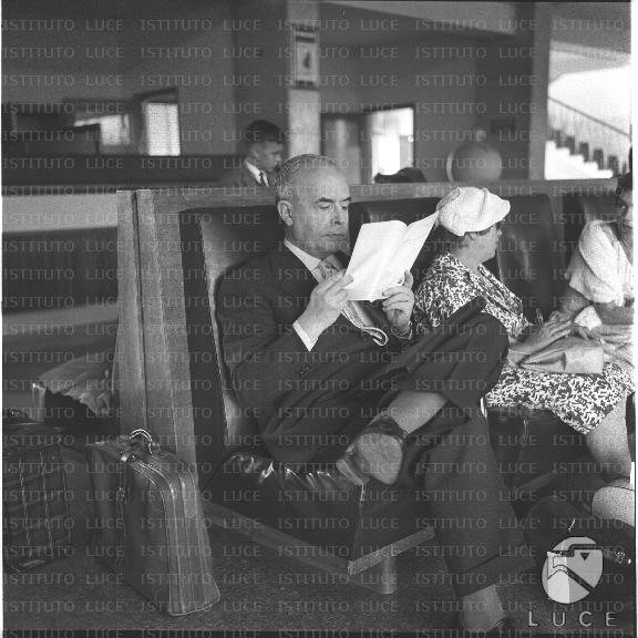 Totale del prof. Francesco Santoro Passarelli seduto all'aeroporto