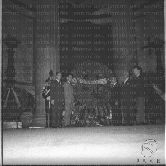 Monarchici ripresi durante una cerimonia in