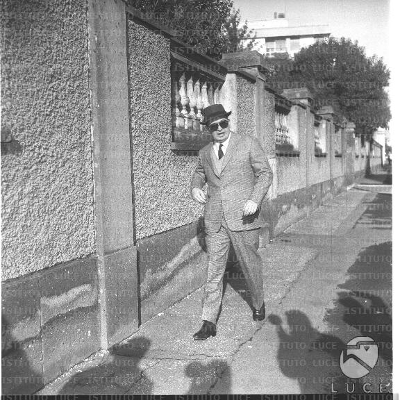 Romano Mussolini ripreso per strada mentre si dirige verso la clinica