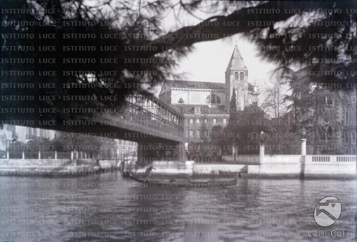 Il ponte in ferro dell Accademia sul Canal Grande Archivio