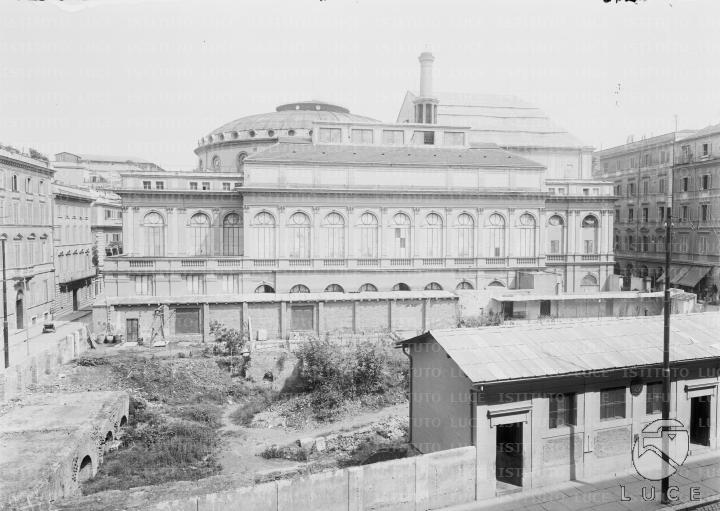 Veduta dell'area sul retro del teatro (prima dell'apertura di piazza Beniamino Gigli) Archivio