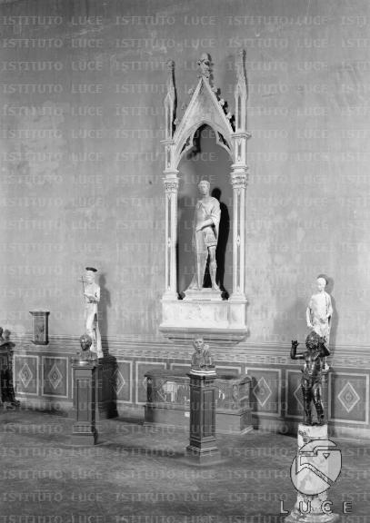 Firenze [Il salone del museo - un tempo Sala del Maggior Consiglio - che ospita alcuni capolavori di Donatello]