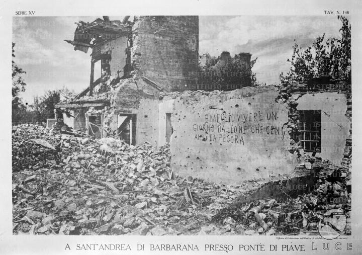 riproduzione fotografica della i guerra mondiale s andrea di barbarana presso ponte di piave provincia di treviso effetti dei bombardamenti eroica iscrizione sul muro di una casa diroccata e meglio vivere