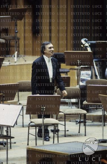 Claudio Abbado In Piedi Sorridente Tra I Banchi D Orchestra Vuoti