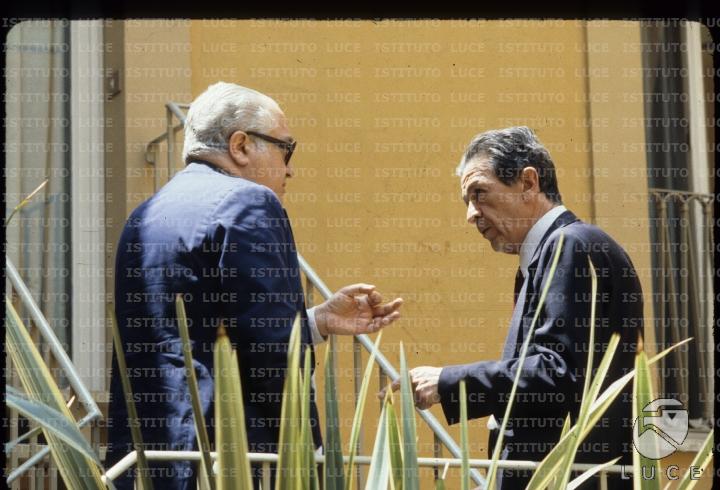 Enrico Berlinguer parla con Gerardo Chiaromonte Archivio storico