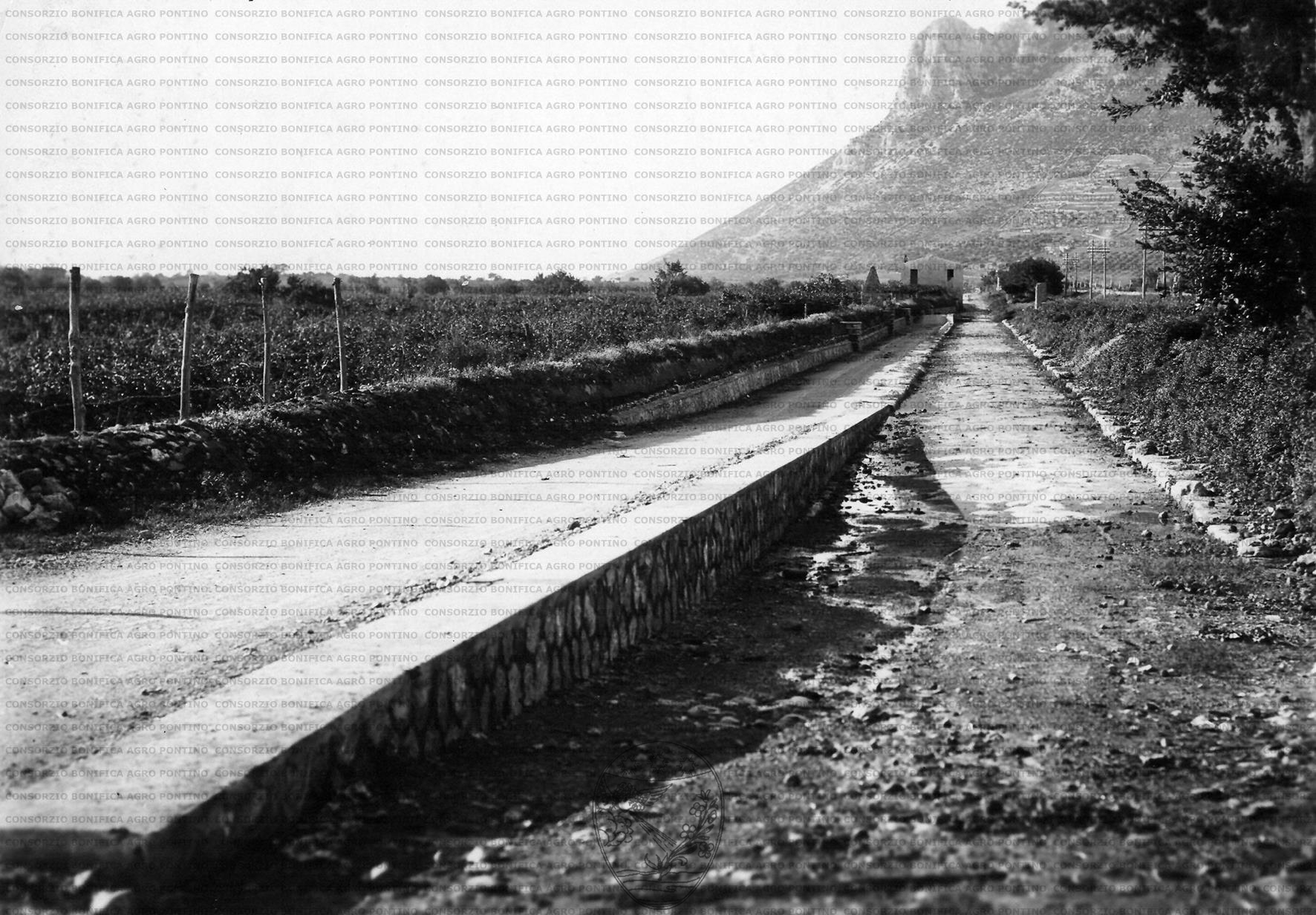 Strada Fiancheggiante La Via Appia Antica Presso Terracina Rampa Ed Opere Di Sostegno Del Condotto Del Fico Presso L Inizio Lato Terracina Fondo Arsial Scheda Fotografica Arsial Archivio Luce