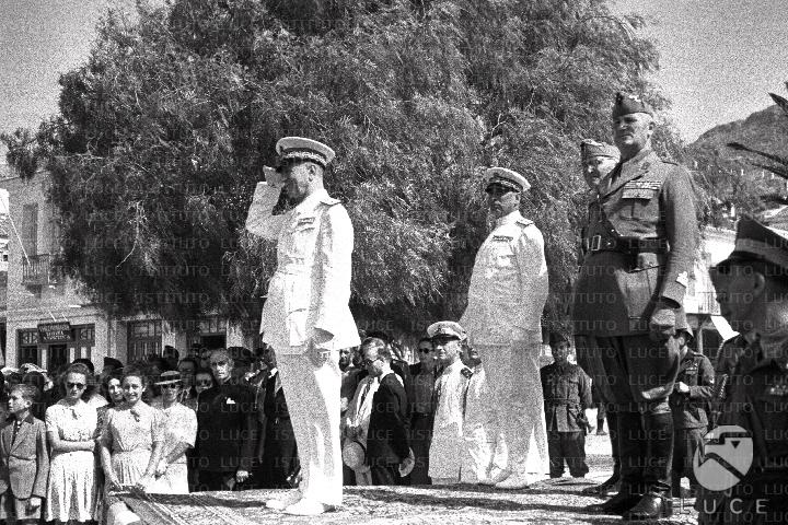 L Ammiraglio Campioni Fa Il Saluto Da Un Podio Durante Una Manifestazione Cinecitta Luce Unesco