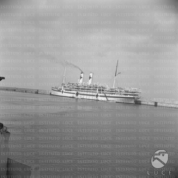 Una nave ospedale in porto Archivio storico Istituto Luce
