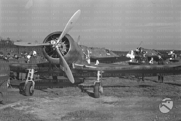 Aerei e uomini della Regia Aeronautica lungo le piste della base