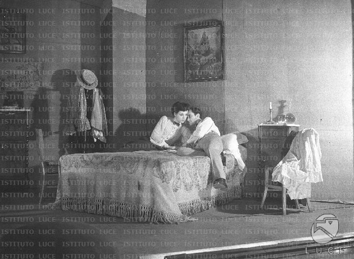 Anna Proclemer e Adolfo Geri impegnati in una scena Archivio storico