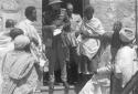 Galeazzo Ciano con la popolazione indigena