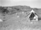 Una tenda aperta in un accampamento