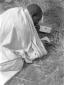 Eritreo che legge inginocchiato