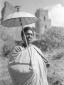 Donna di Gondar con parasole in posa all ...
