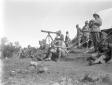 Militari in avvistamento con cannoncchiale