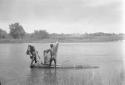 Due indigeni, ripresi nelle acque di un bacino lac ...