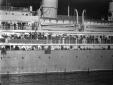 Nave passeggeri ripresa di notte durante una manov ...