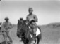 Ragazzo italiano ripreso a cavallo in un campo