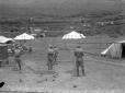 Gruppo di militari in un accampamento