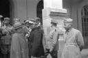 Mar. Graziani e Gen. Gariboldi alla stazione ferro ...