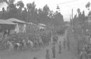 Reparto di cavalleria eritrea sfila lungo un viale ...