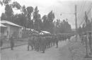 Truppe sfilano lungo un viale ad Addis Abeba
