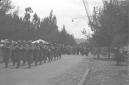 Banda militare sfila lungo un viale di Addis Abeba ...