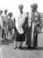 Due notabili indigeni posano in una via ad Addis A ...