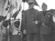 Bambini etiopi salutano Graziani con bandierine