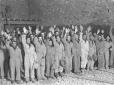 Operai italiani che eseguono il saluto fascista