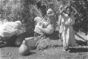 Donne e bambine che raccolgono acqua