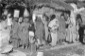 Gruppo di donne impegnato a raccogliere acqua in u ...