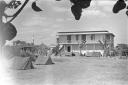 Accampamento militare nello spazio di fronte ad un ...